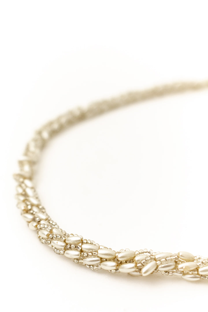 Lange vintage ketting met witte parels en kralen