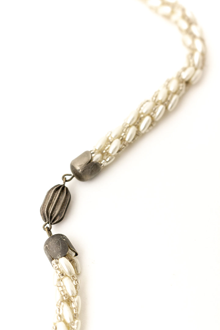 Lange vintage ketting met witte parels en kralen