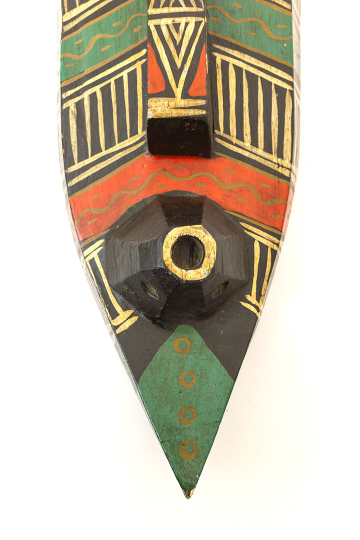 Langwerpig zwart Afrikaans houten masker beschilderd in goud, groen en rood