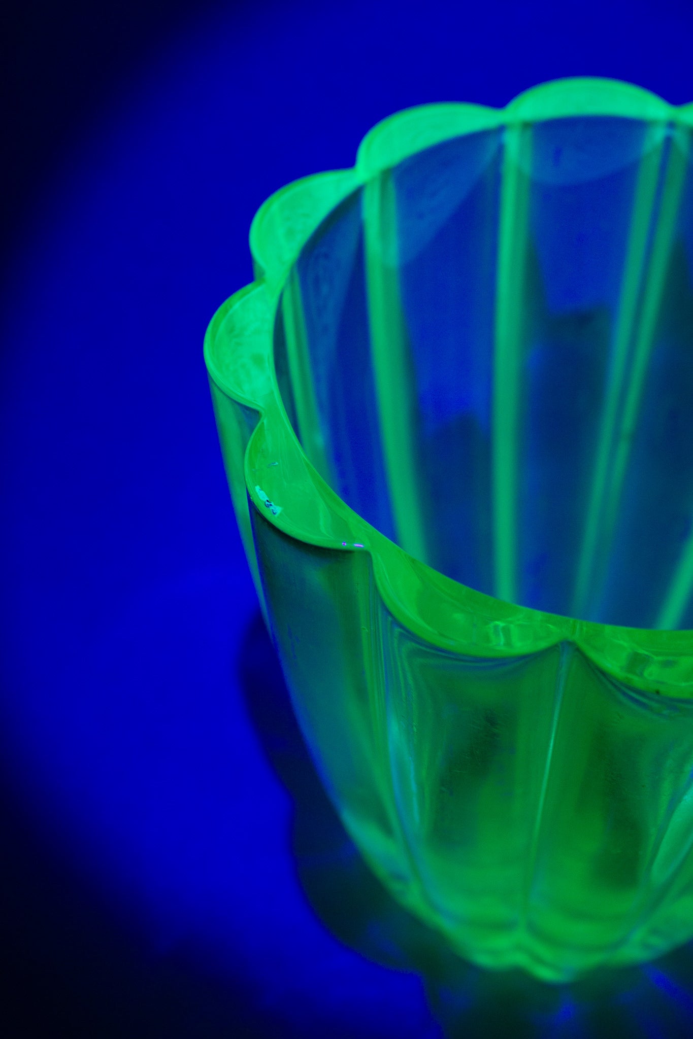 Late 20e eeuwse scalloped glazen vaas met uranium coating