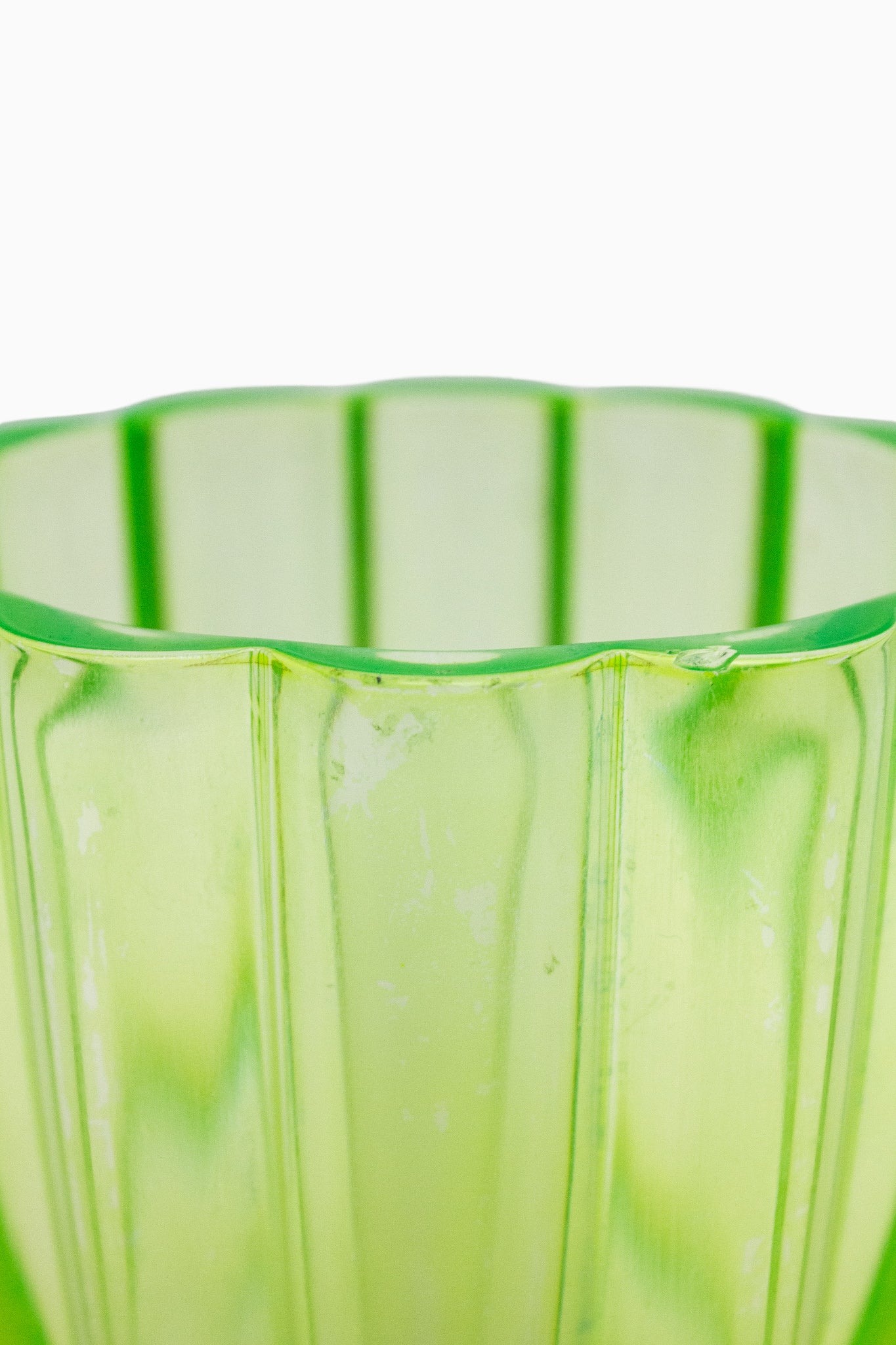 Late 20e eeuwse scalloped glazen vaas met uranium coating