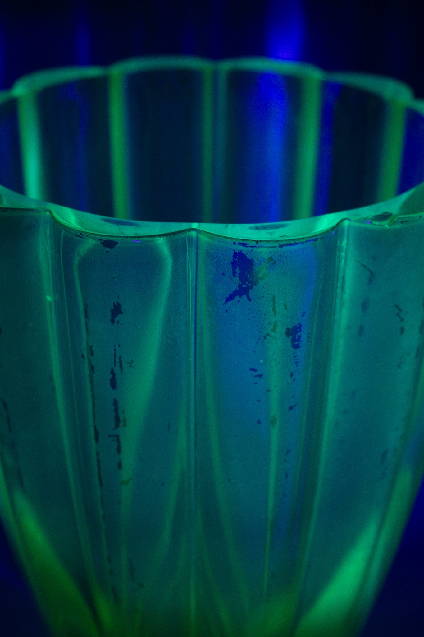 Late 20e eeuwse scalloped glazen vaas met uranium coating