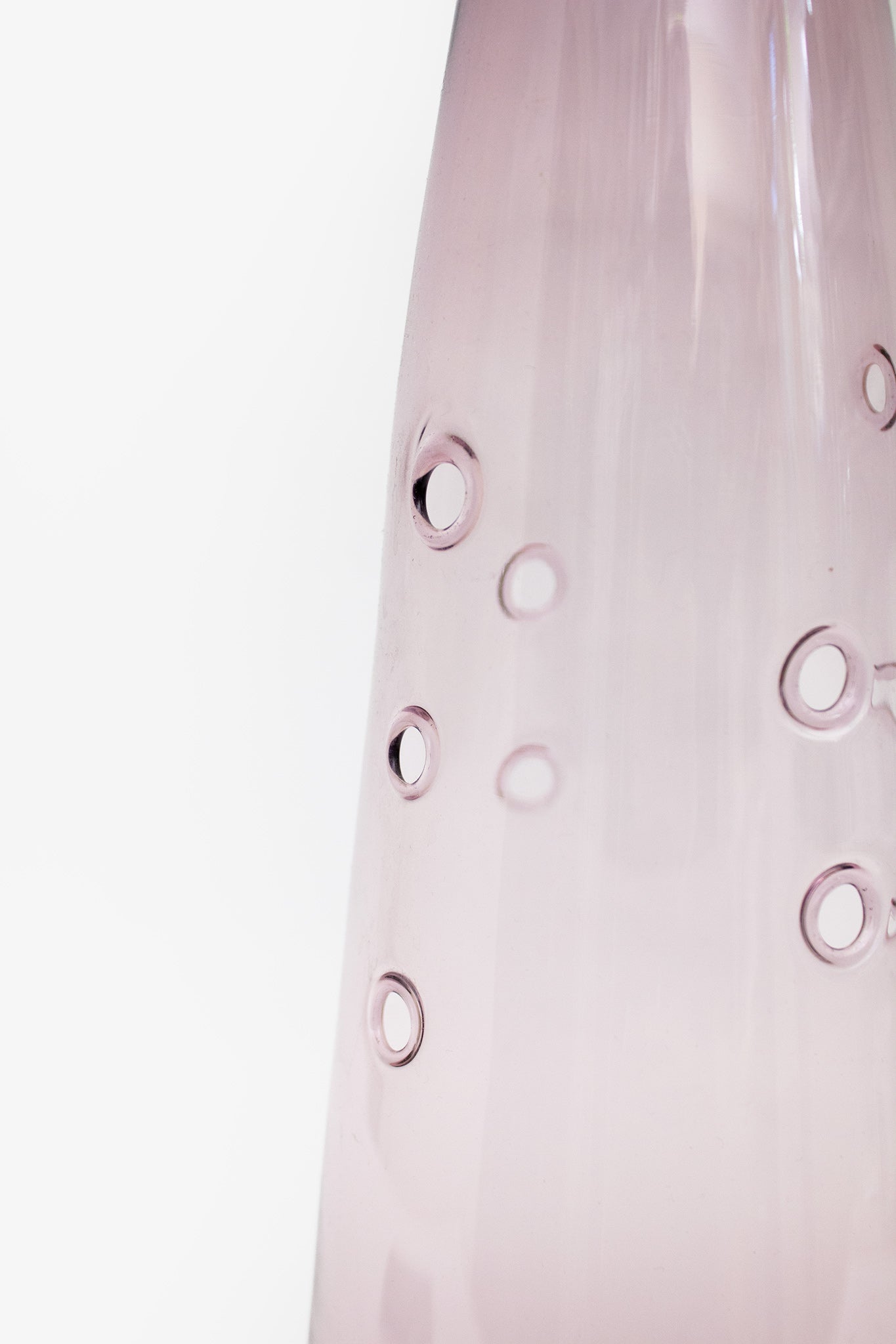 Hoge lila vaas met ronde gaten