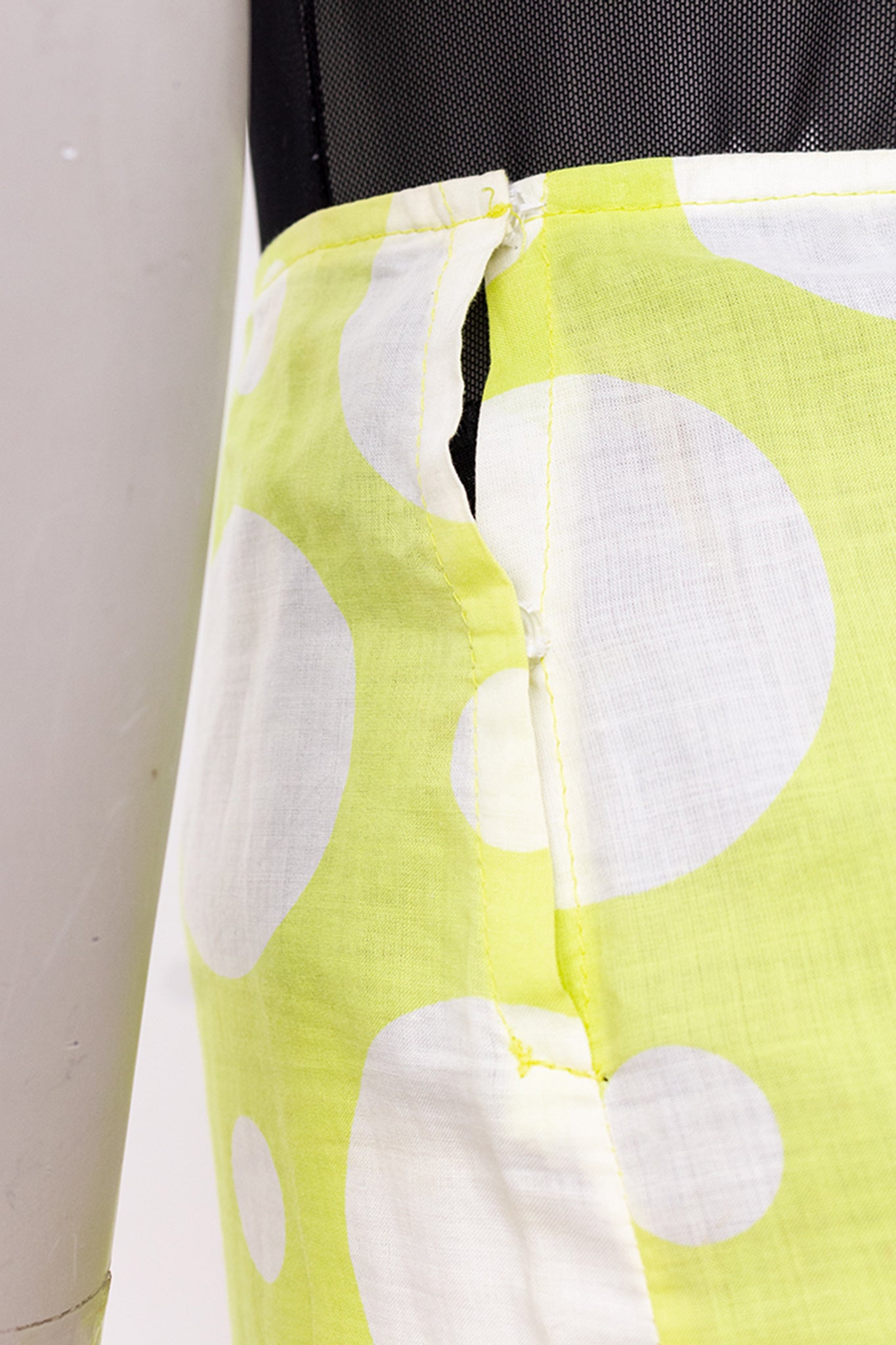 Limoengroene Marni vintage kokerrok met witte polkadots
