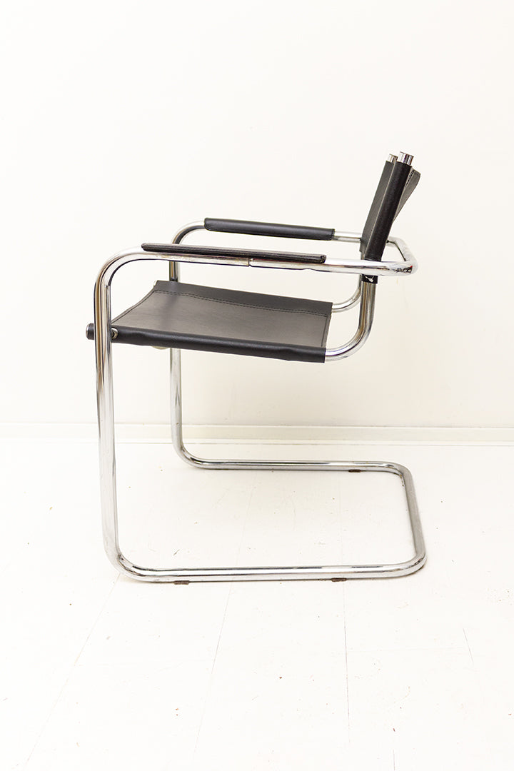 MG5 stoel Marcel Breuer x Matteo Grassi replica met buizenframe en zwarte skai-leer bekleding