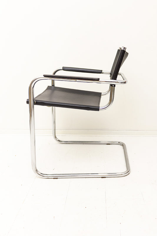MG5 stoel Marcel Breuer x Matteo Grassi replica met buizenframe en zwarte skai-leer bekleding