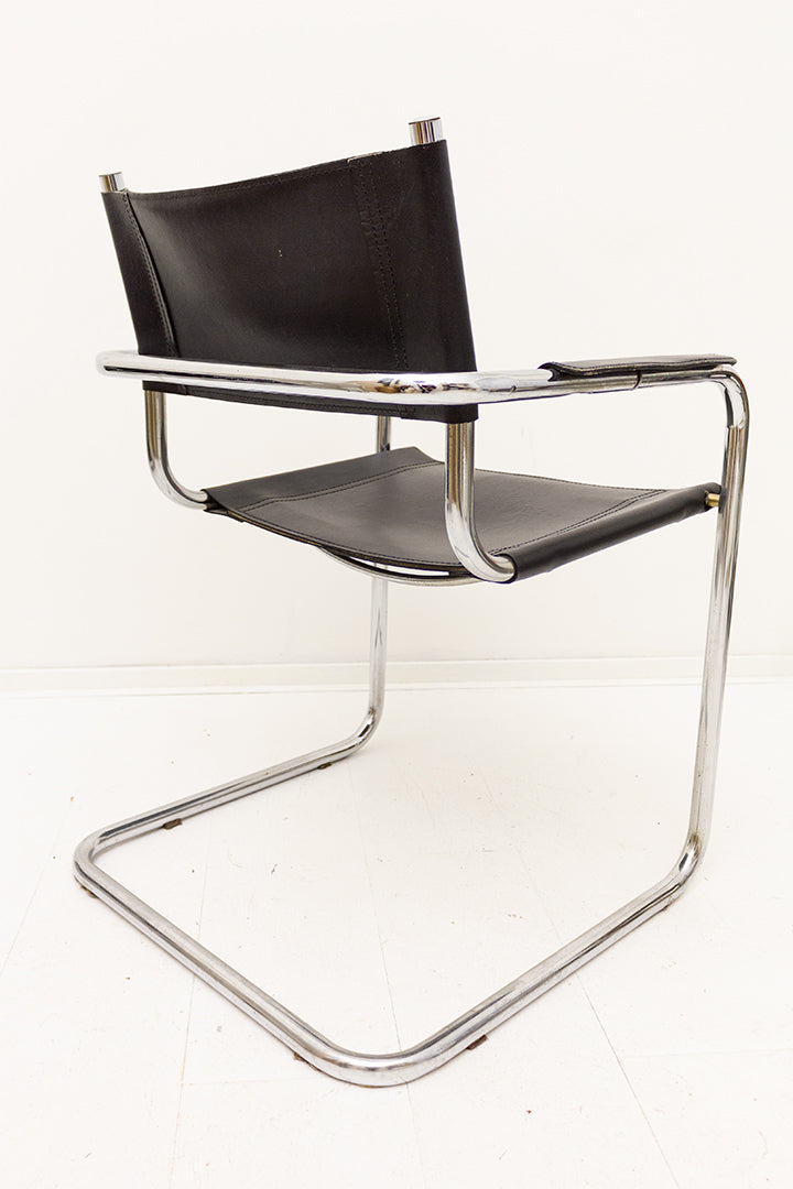 MG5 stoel Marcel Breuer x Matteo Grassi replica met buizenframe en zwarte skai-leer bekleding