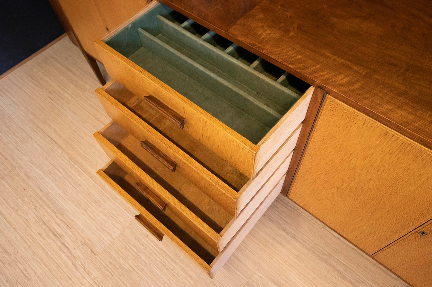 Mahonie Eikenfineer vintage dressoir met 4 lades en deurtjes