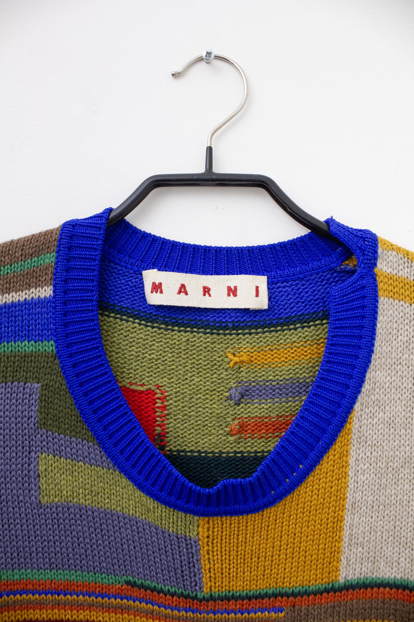 Marni gebreide wollen sweater jurk met gekleurde strepen en verschillende lengtes