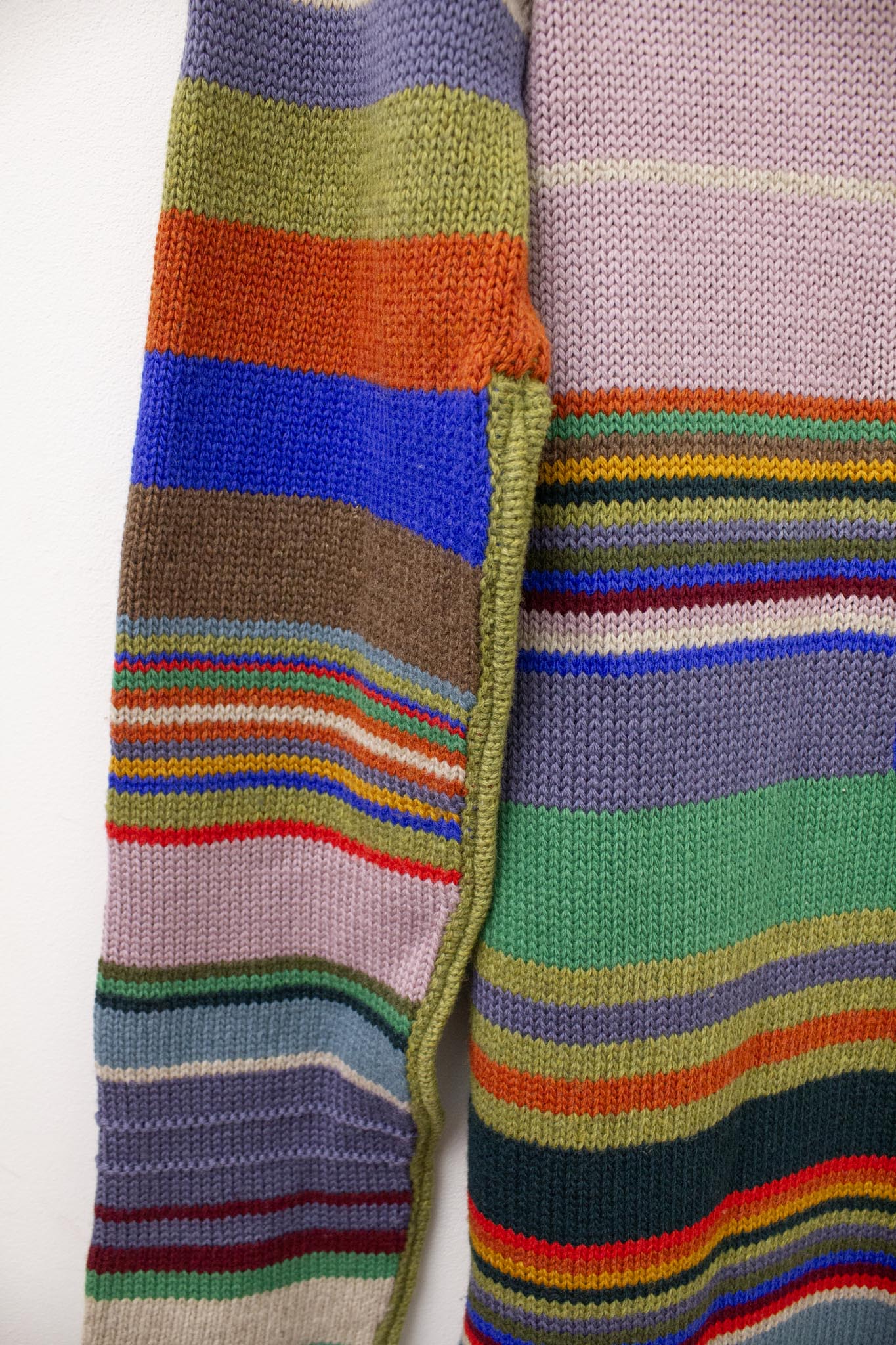 Marni gebreide wollen sweater jurk met gekleurde strepen en verschillende lengtes