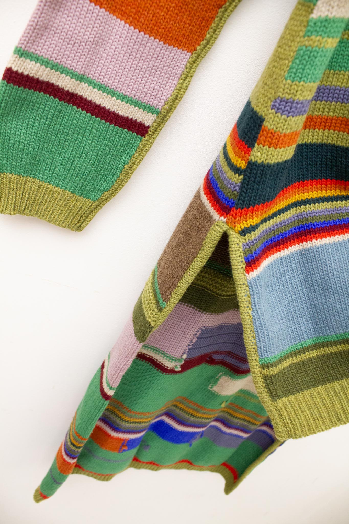 Marni gebreide wollen sweater jurk met gekleurde strepen en verschillende lengtes