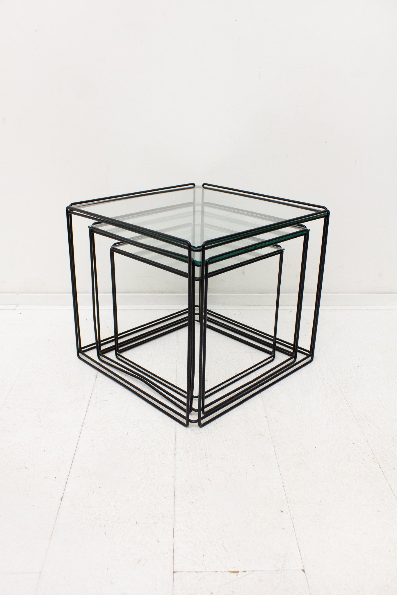 Max Sauze x Isocele nesting tafeltjes zwart draadstaal met glasplaten
