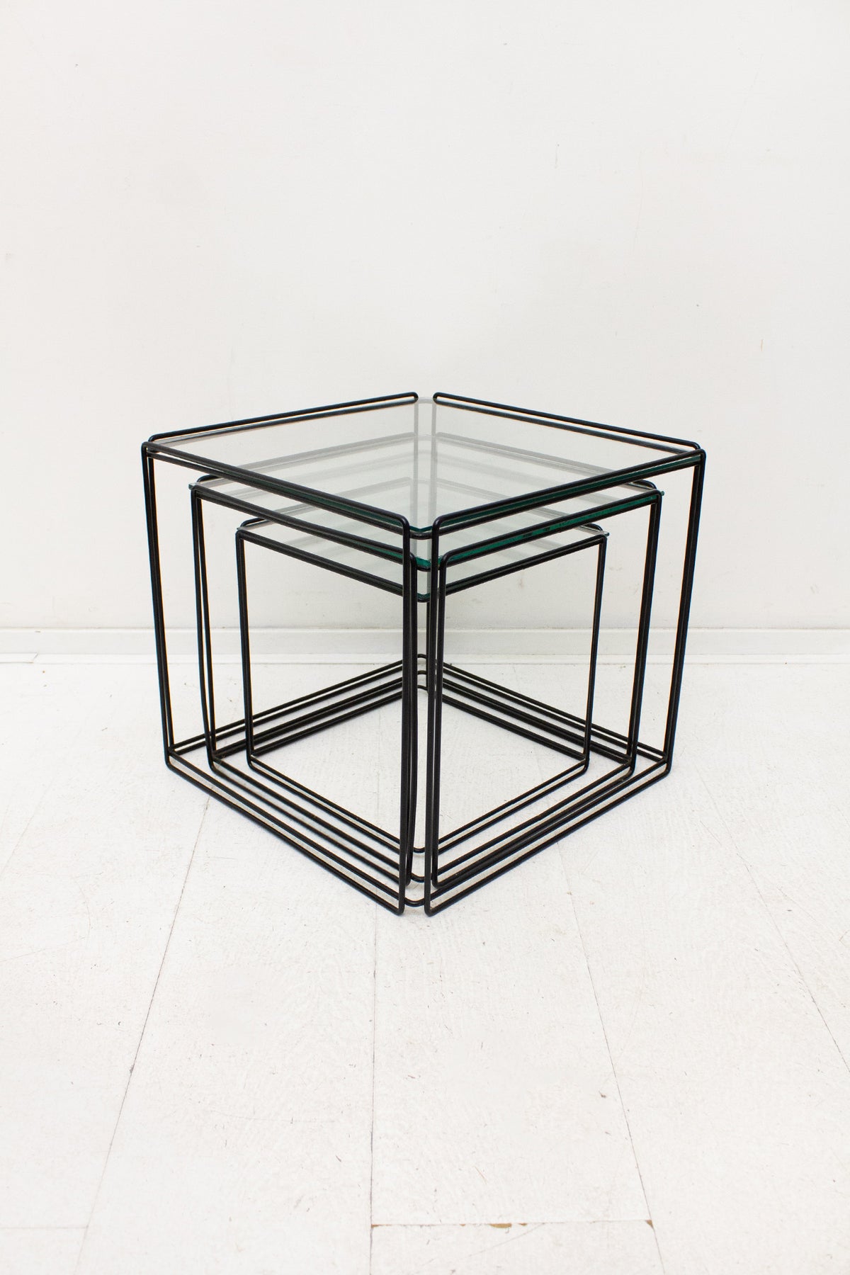 Max Sauze x Isocel nesting tafeltjes zwart draadstaal met glasplaten