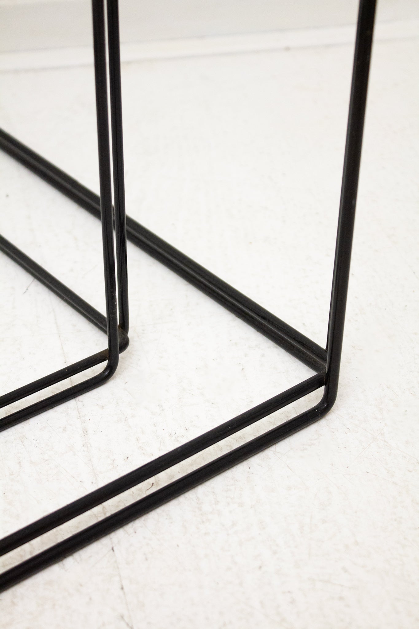 Max Sauze x Isocele nesting tafeltjes zwart draadstaal met glasplaten