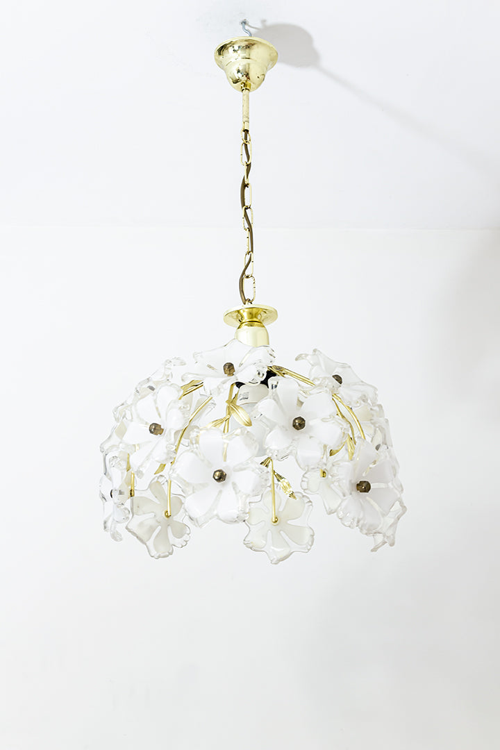 Messing hanglamp met witte bloemen van kunststof Murano-look