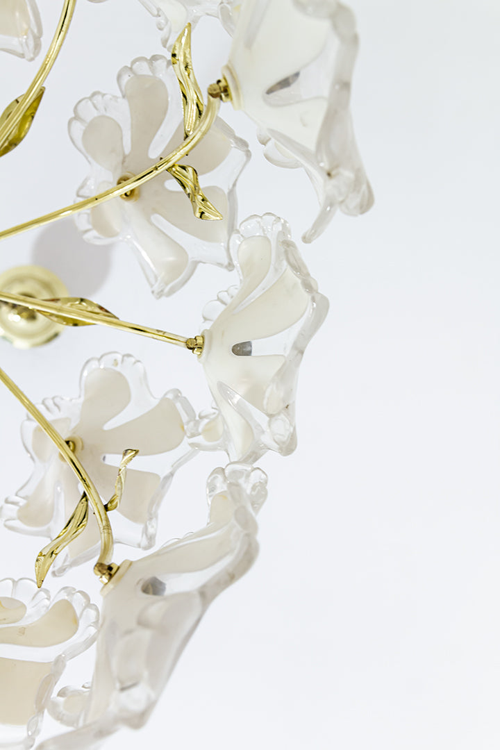 Messing hanglamp met witte bloemen van kunststof Murano-look