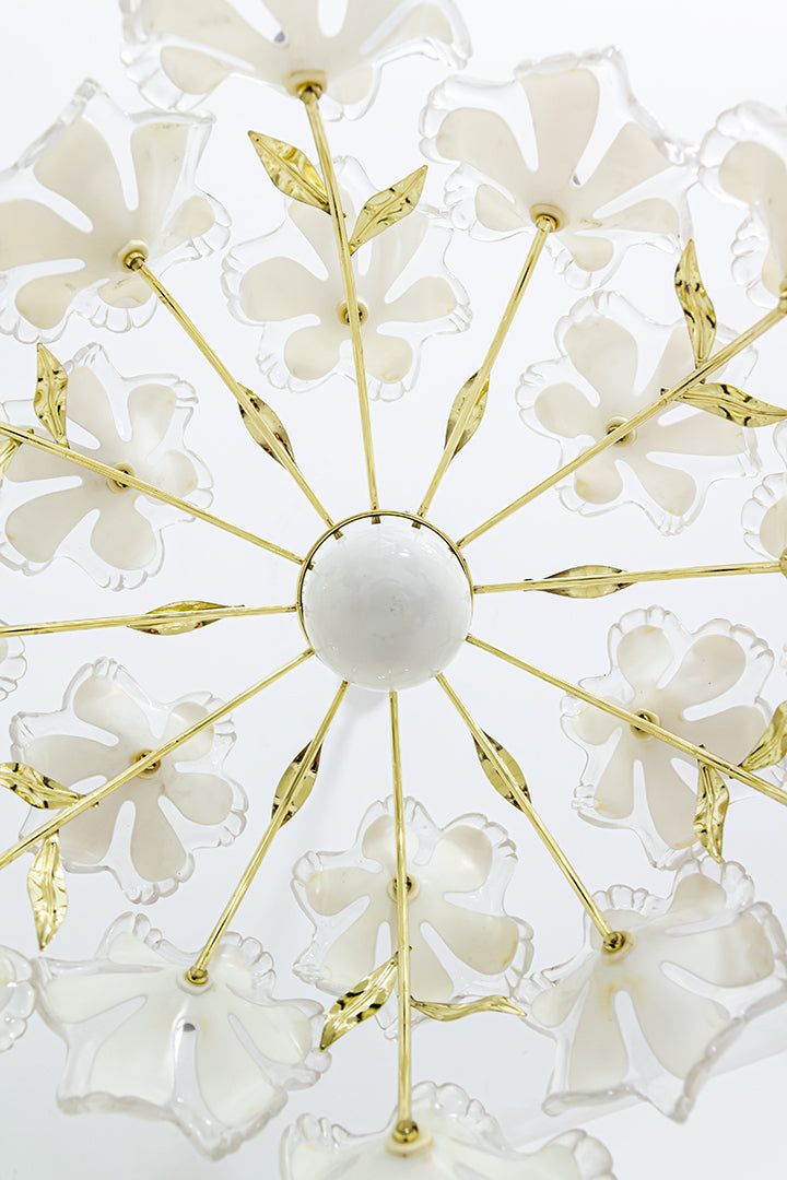 Messing hanglamp met witte bloemen van kunststof Murano-look