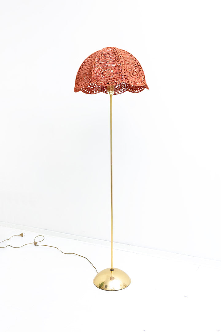 Messing vloerlamp met terracotta macramé kap uit de jaren 70