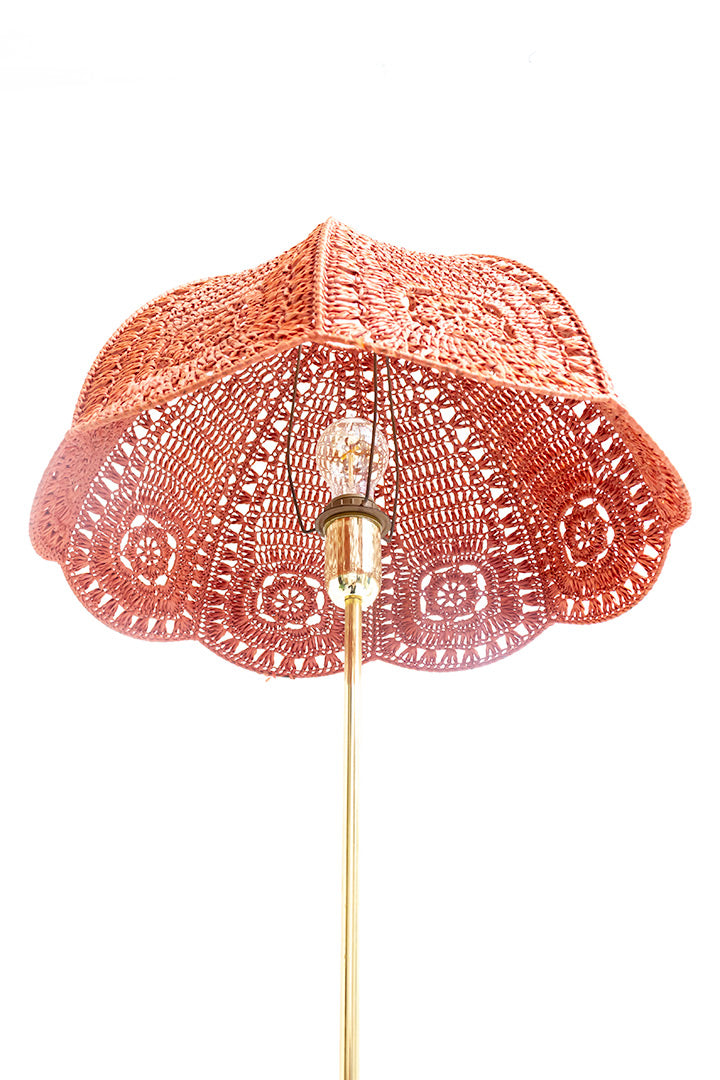 Messing vloerlamp met terracotta macramé kap uit de jaren 70