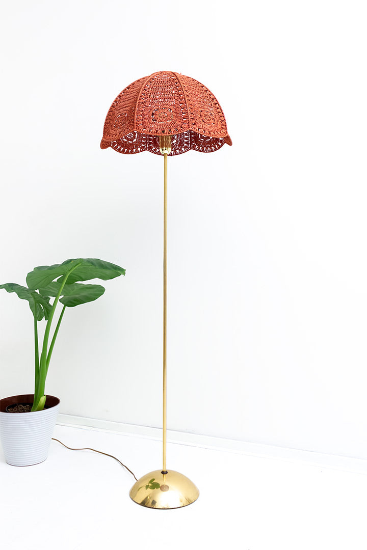 Messing vloerlamp met terracotta macramé kap uit de jaren 70
