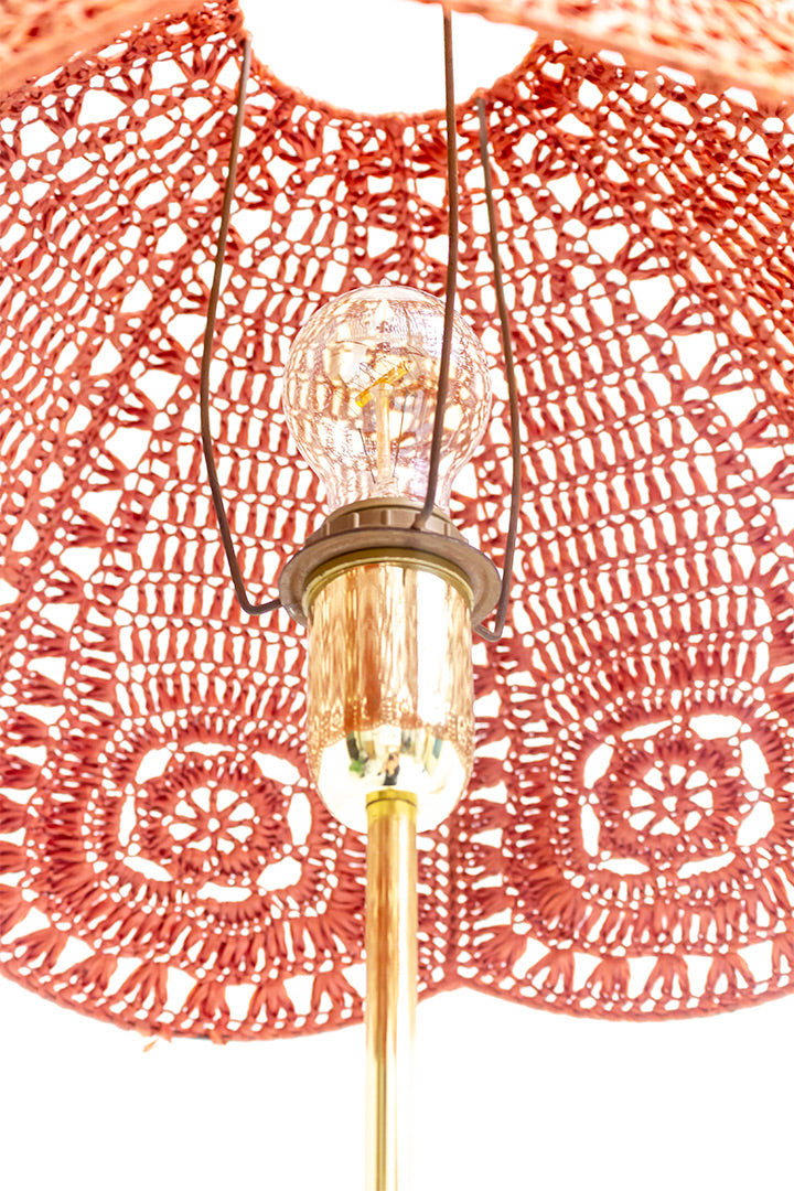 Messing vloerlamp met terracotta macramé kap uit de jaren 70