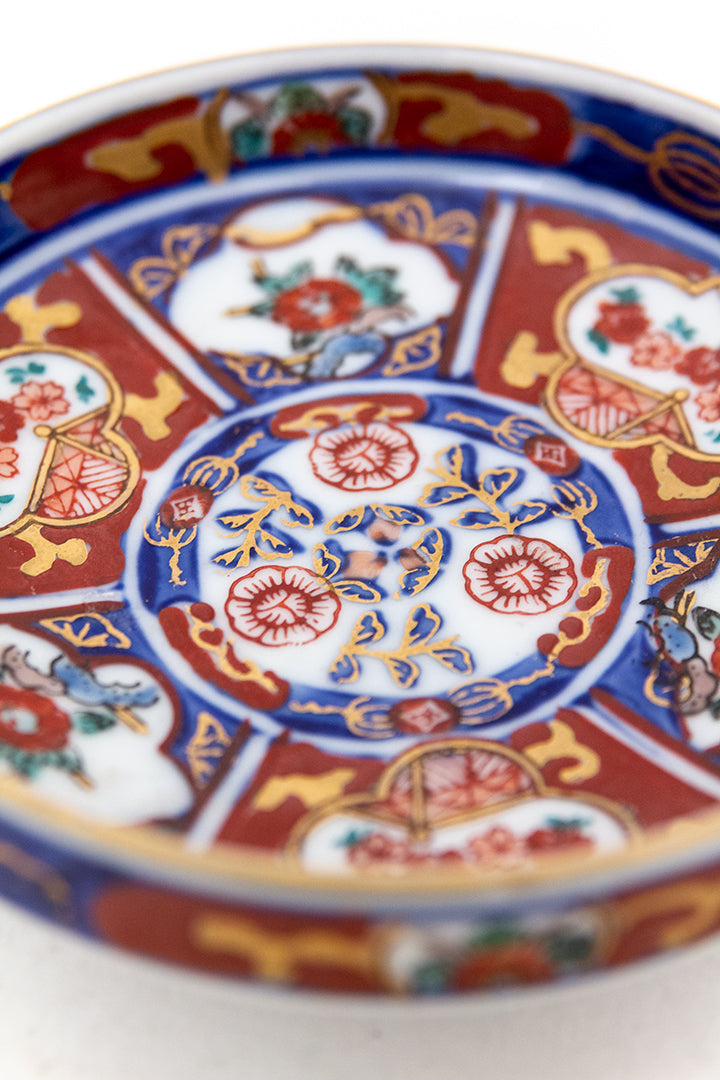 Met de hand geschilderde Japanse bowl met opstaande rand Gold Imari porselein