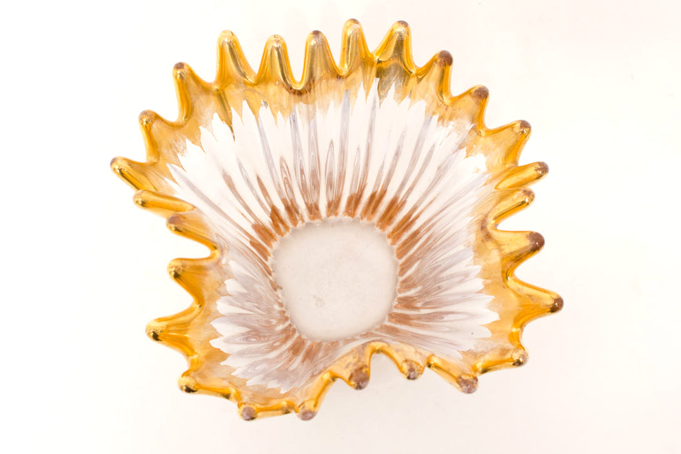 Mid-century golvende kristallen schaal met vergulde toppen Bayel Cristallerie