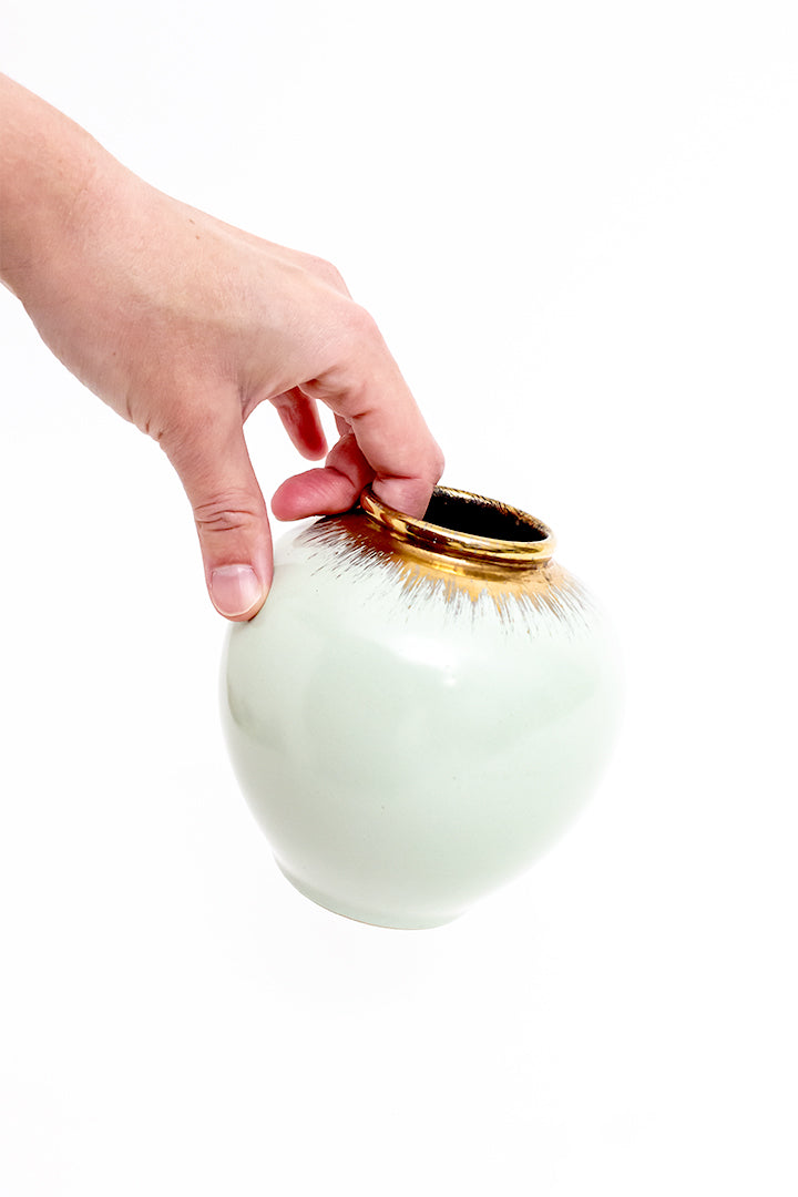 Mintgroen vaasje met gouden vegen vintage Ü-Keramik 359-12