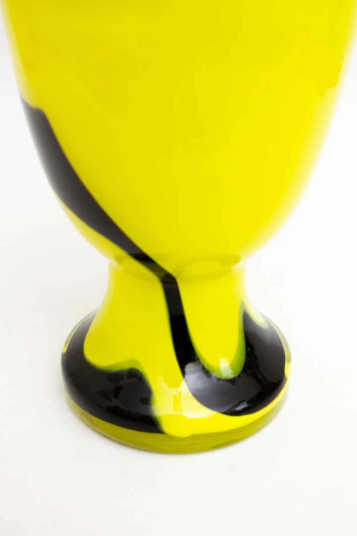 Neongele / zwart vintage opaline glazen vaas