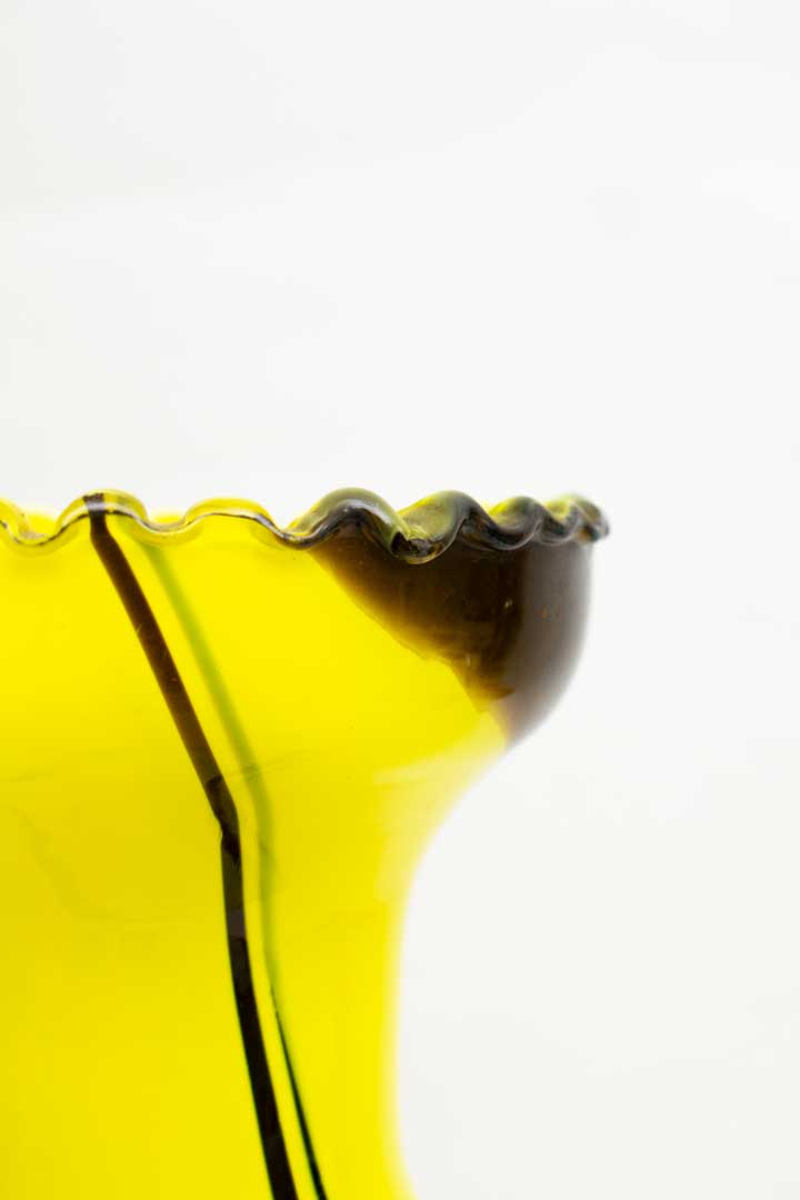 Neongele / zwart vintage opaline glazen vaas
