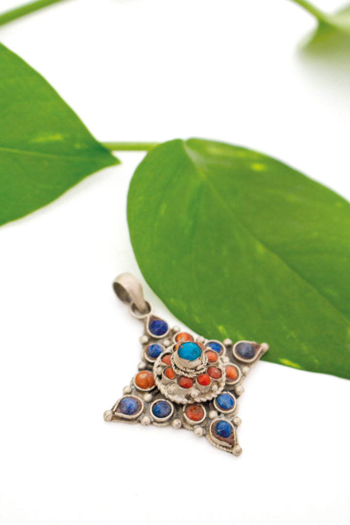 Nepalese hanger ingelegd met turkoois, koraal en lapis lazuli