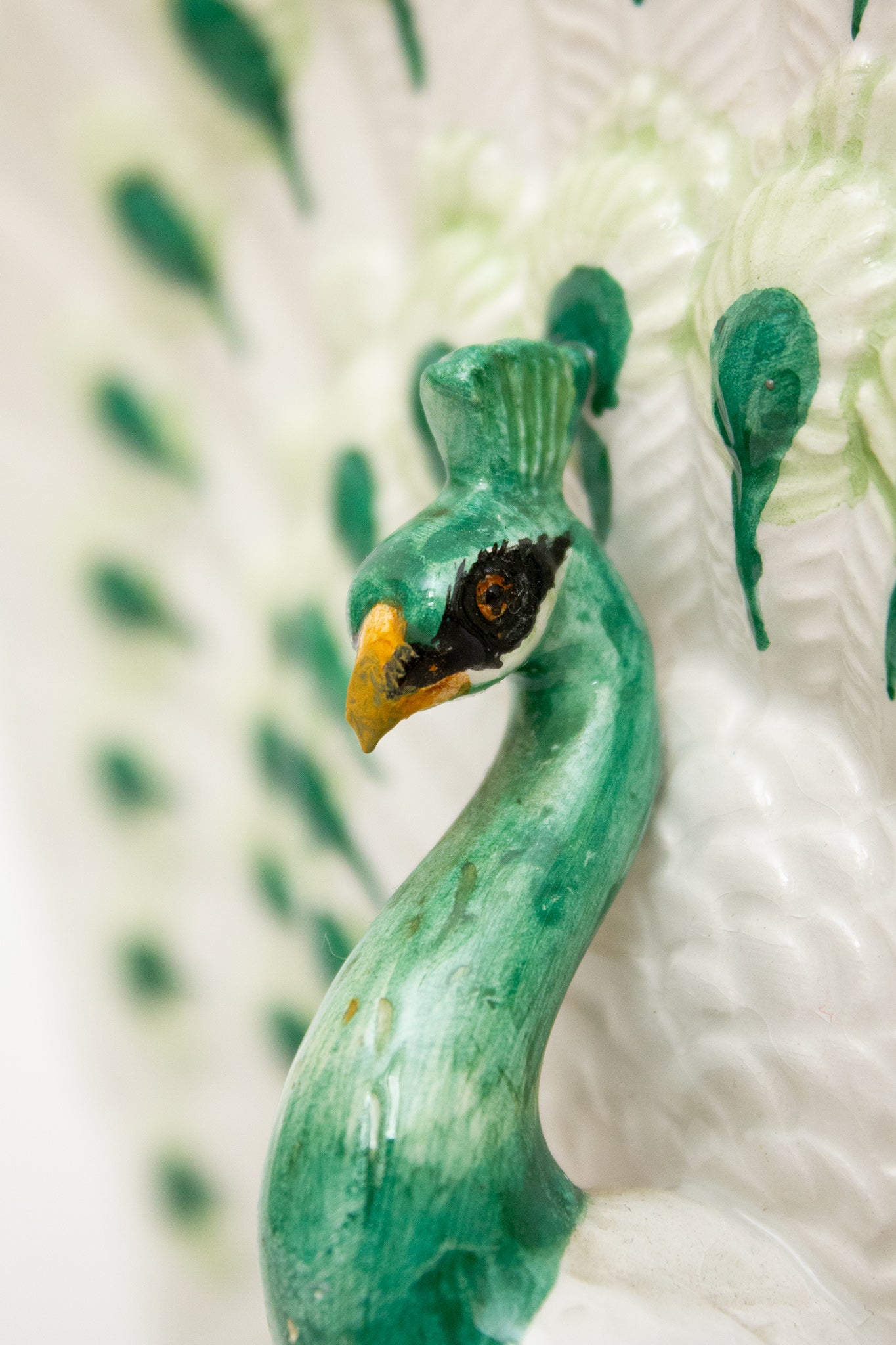 Nora Fenton Majolica vaas/ bloempot wit met groene pauwen