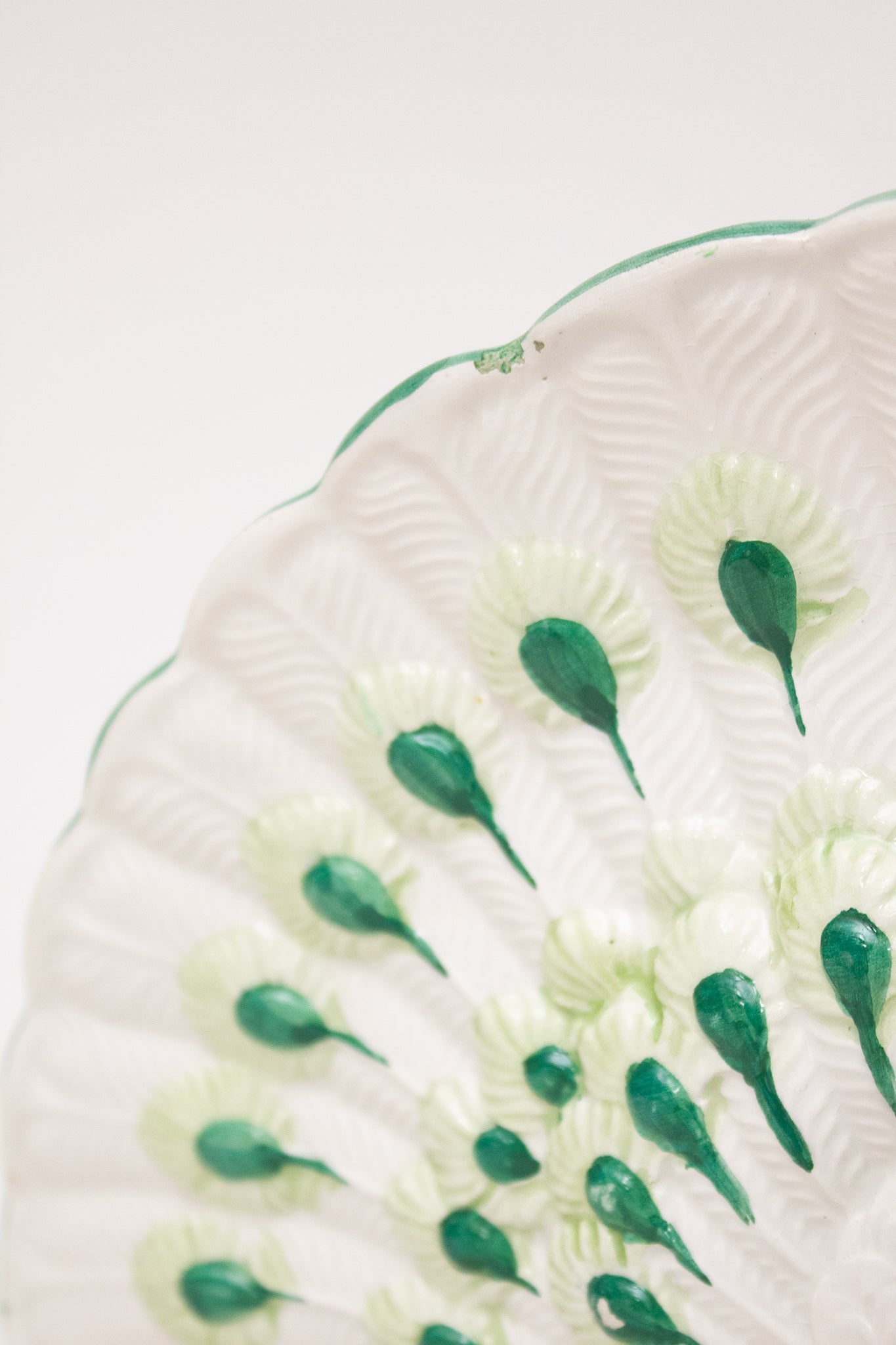 Nora Fenton Majolica vaas/ bloempot wit met groene pauwen