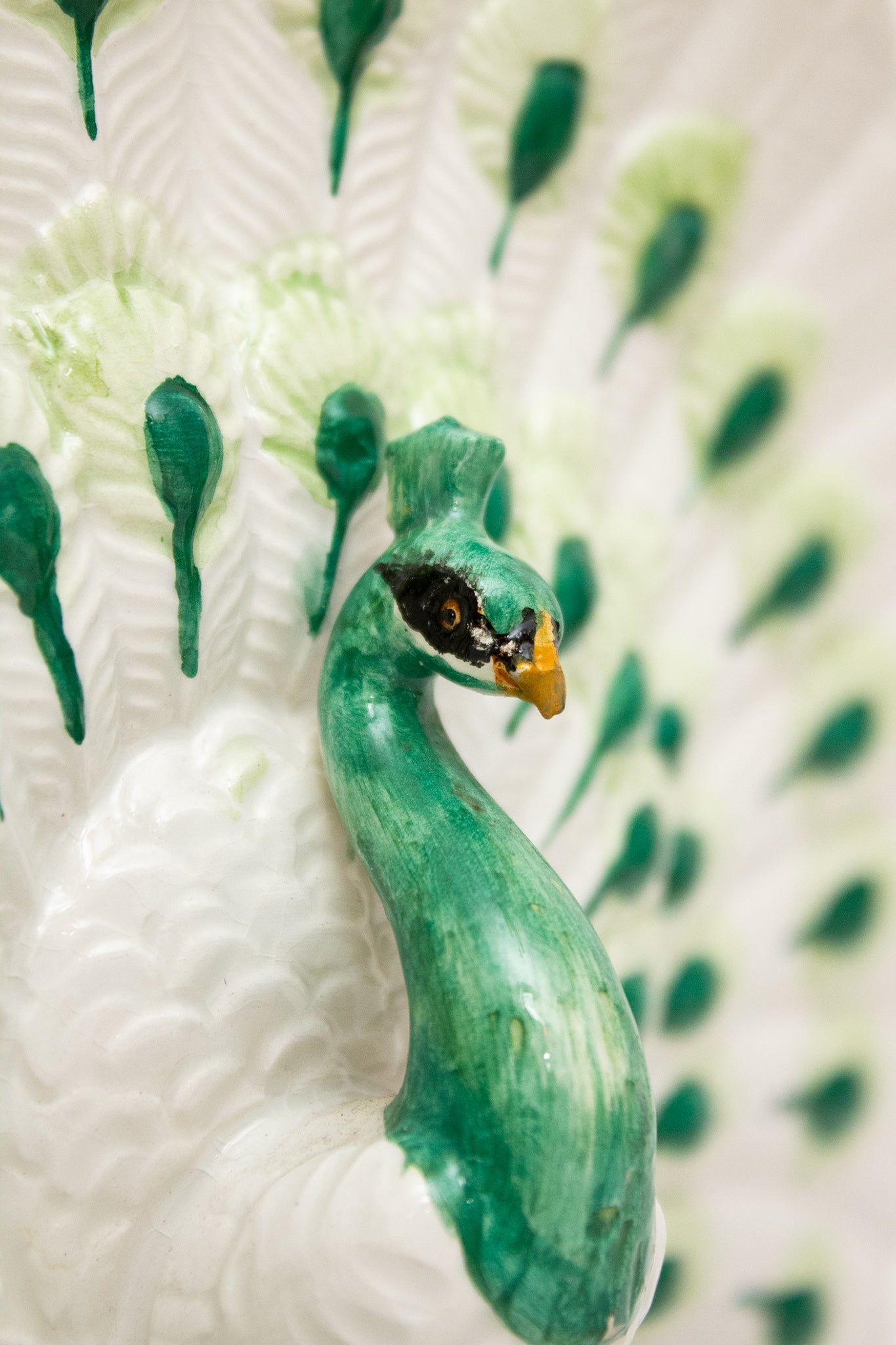Nora Fenton Majolica vaas/ bloempot wit met groene pauwen
