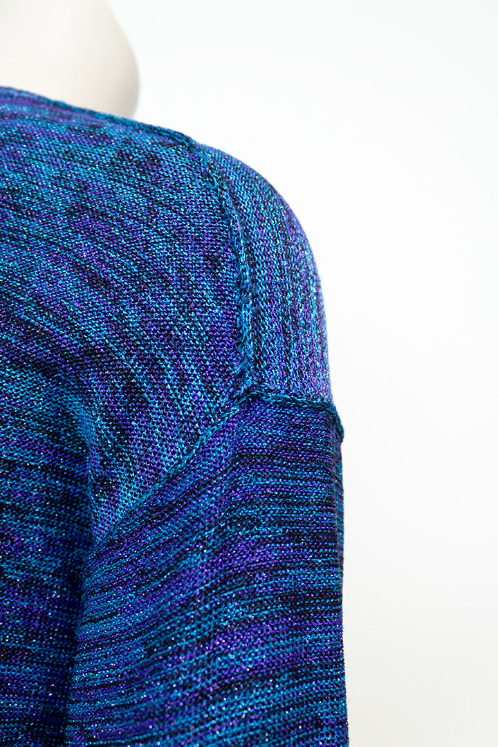 Oversized trui gebreid in verschillende blauw- en paarstinten