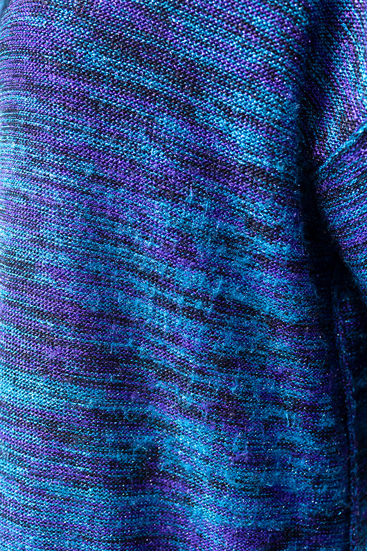 Oversized trui gebreid in verschillende blauw- en paarstinten