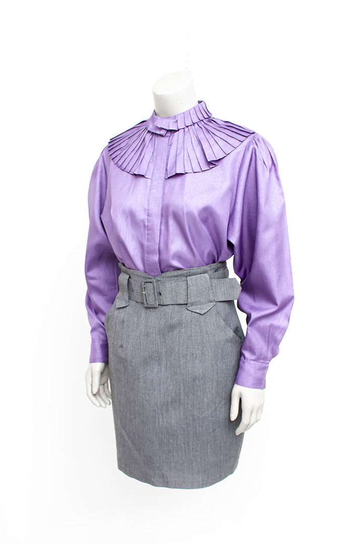 Lila blouse uit de eighties met een bijzondere plissé kraag