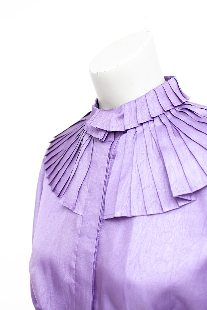 Lila blouse uit de eighties met een bijzondere plissé kraag