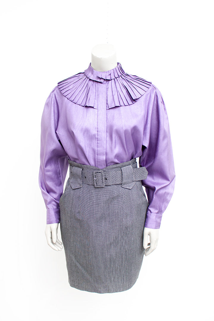Lila blouse uit de eighties met een bijzondere plissé kraag