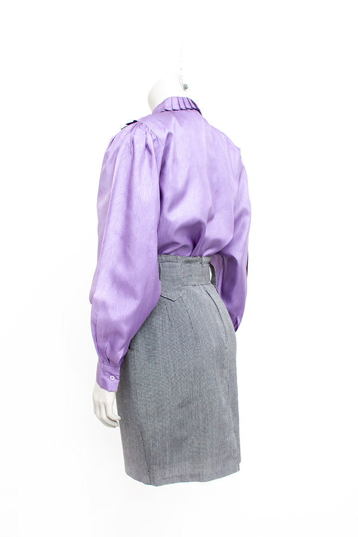 Lila blouse uit de eighties met een bijzondere plissé kraag