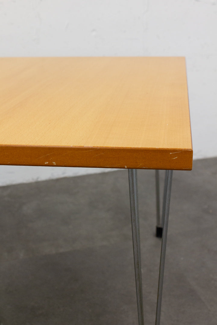 Pin-age Arne Jacobsen voor Fritz Hansen hairpin bijzettafel