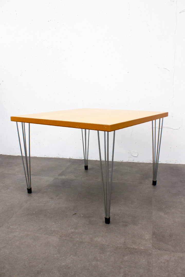 Pin-age Arne Jacobsen voor Fritz Hansen hairpin bijzettafel