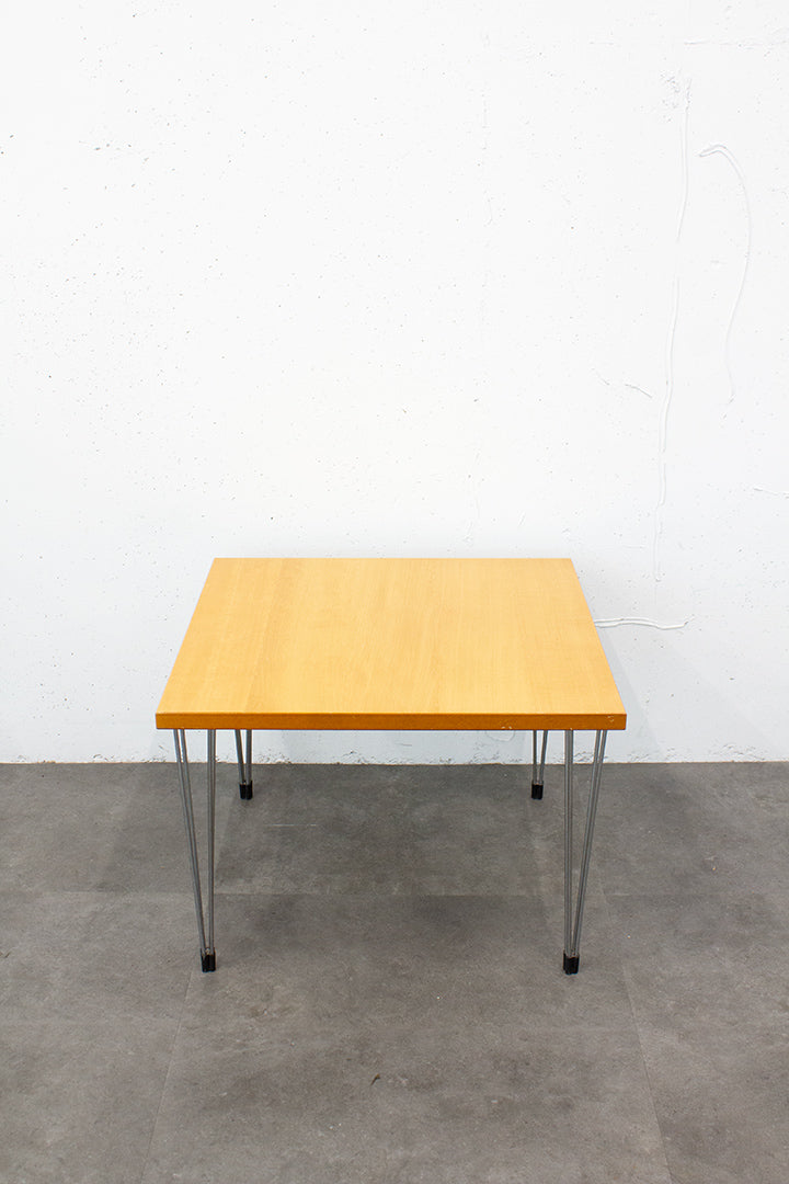 Pin-age Arne Jacobsen voor Fritz Hansen hairpin bijzettafel