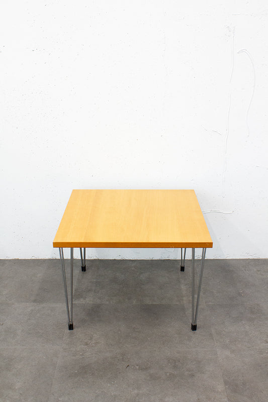 Pin-age Arne Jacobsen voor Fritz Hansen hairpin bijzettafel