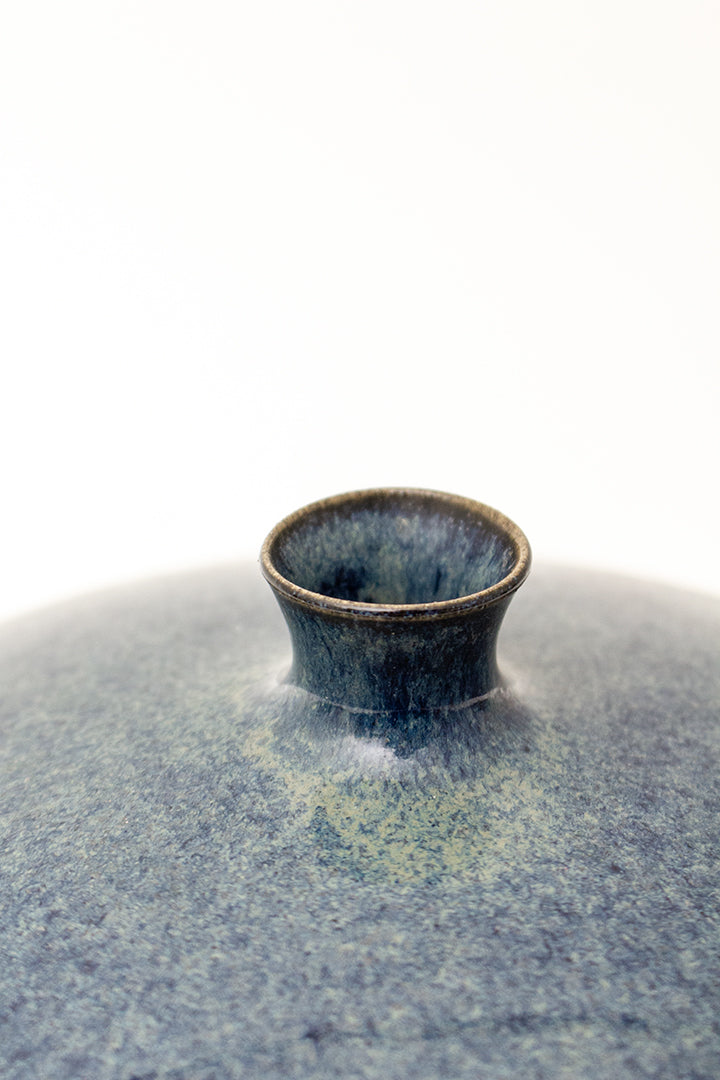 Platte ronde vintage vaas blauw