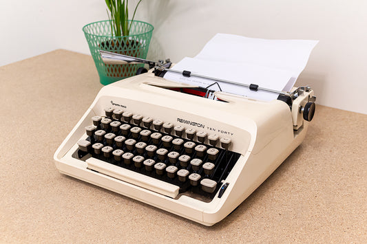 Remington Ten Forty vintage typemachine crèmekleurig