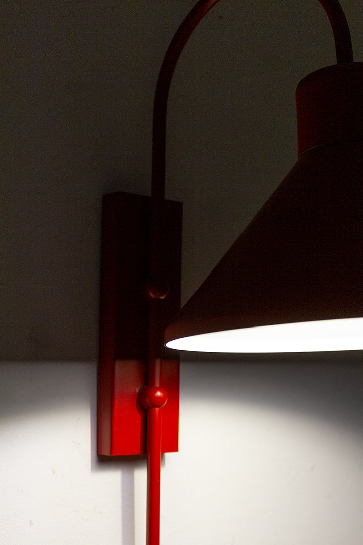 Rode minimalistische wandlamp vintage jaren 80/90