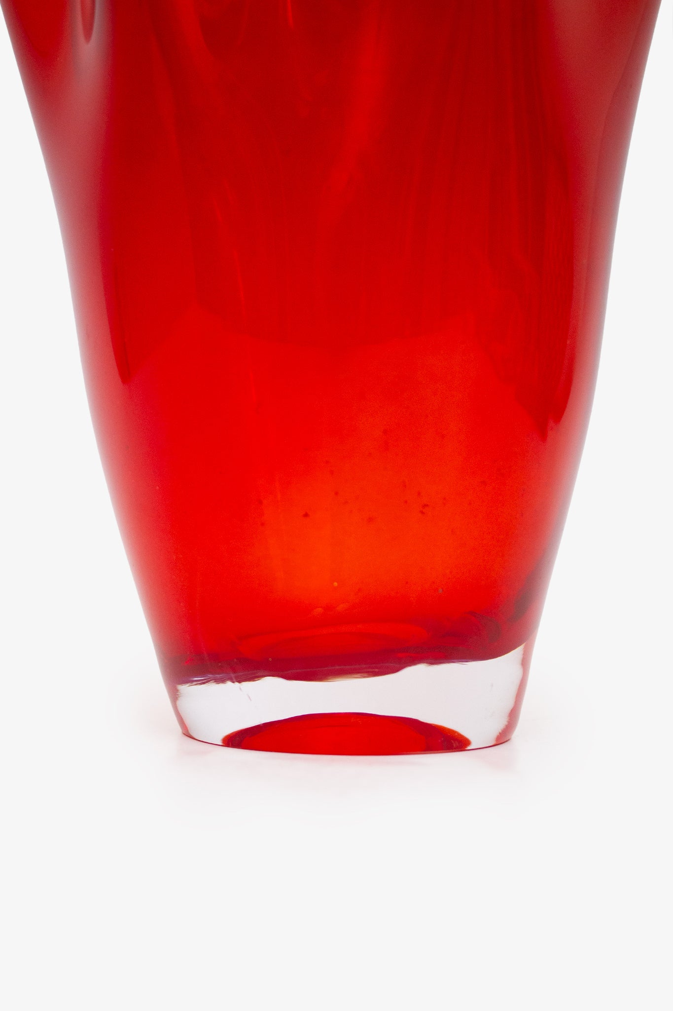 Rode vintage glazen servetvaas