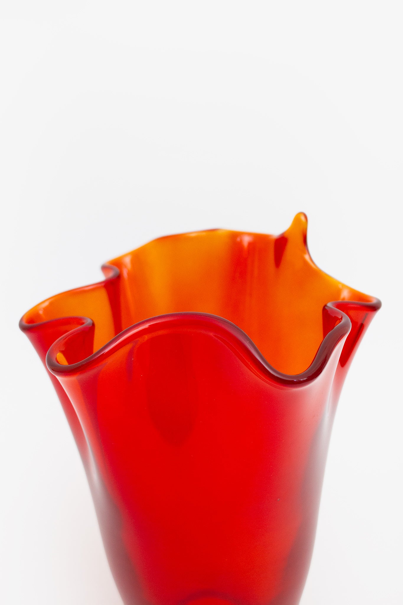 Rode vintage glazen servetvaas