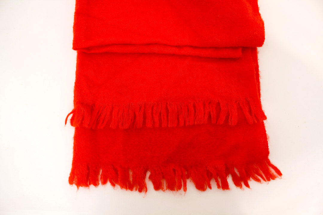 Rode wollen shawl van Yohji Yamamoto